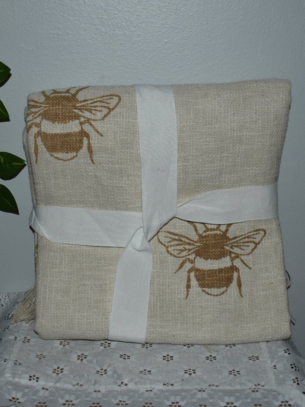 Cozy Cottage Farmhouse Beige Bumblebee Bee Fringe Edge Throw Blanket